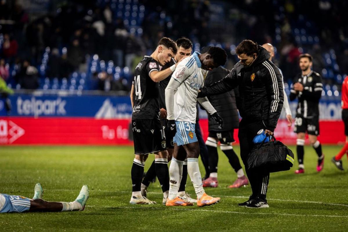 Saidu, al final del partido, siendo atendido por un fisioterapeuta del club.