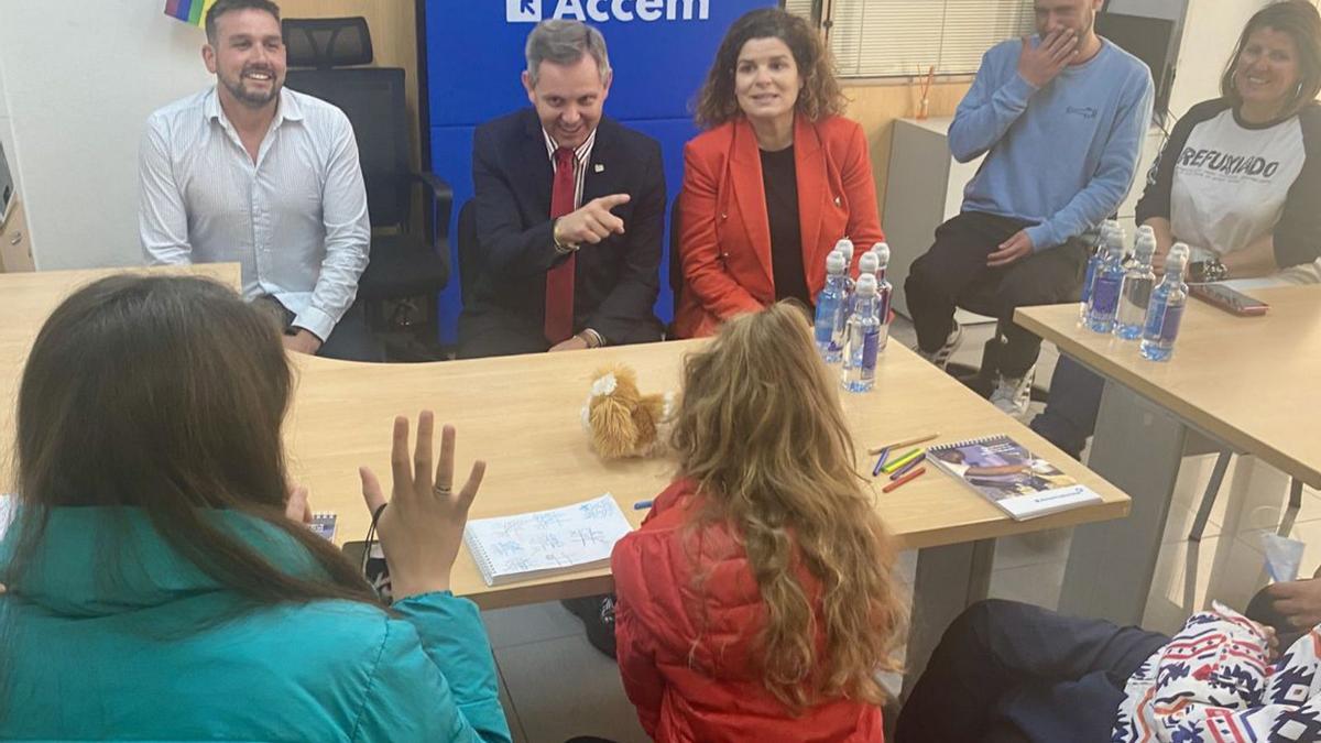 El delegado del Gobierno conversa con algunos de los desplazados.  | //LA OPINIÓN