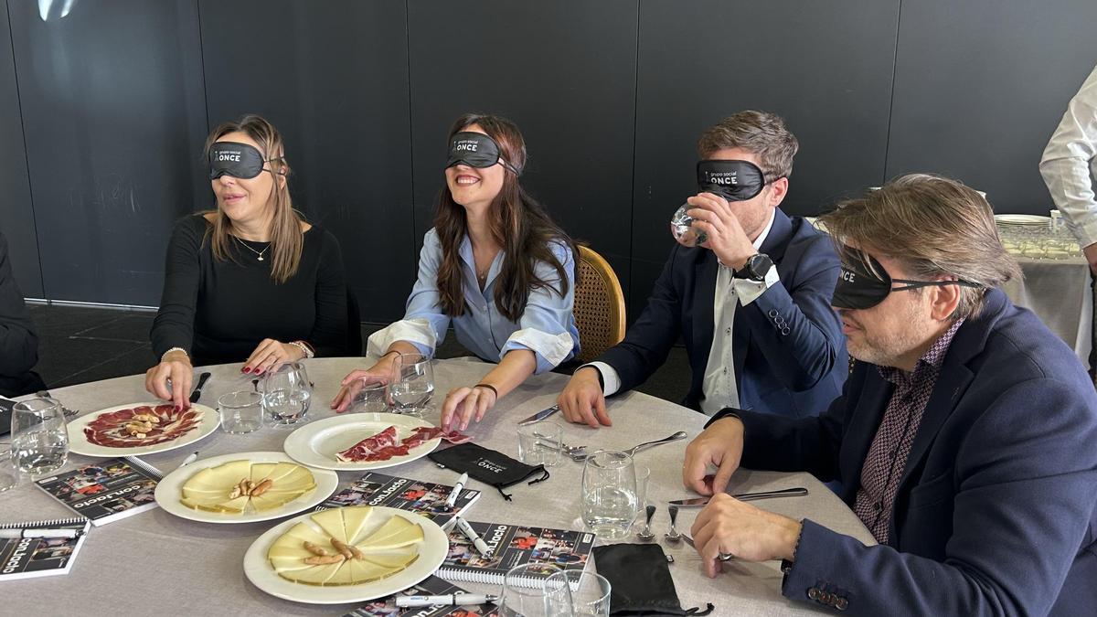 Desayuno a ciegas en Elche para impulsar la inclusión laboral