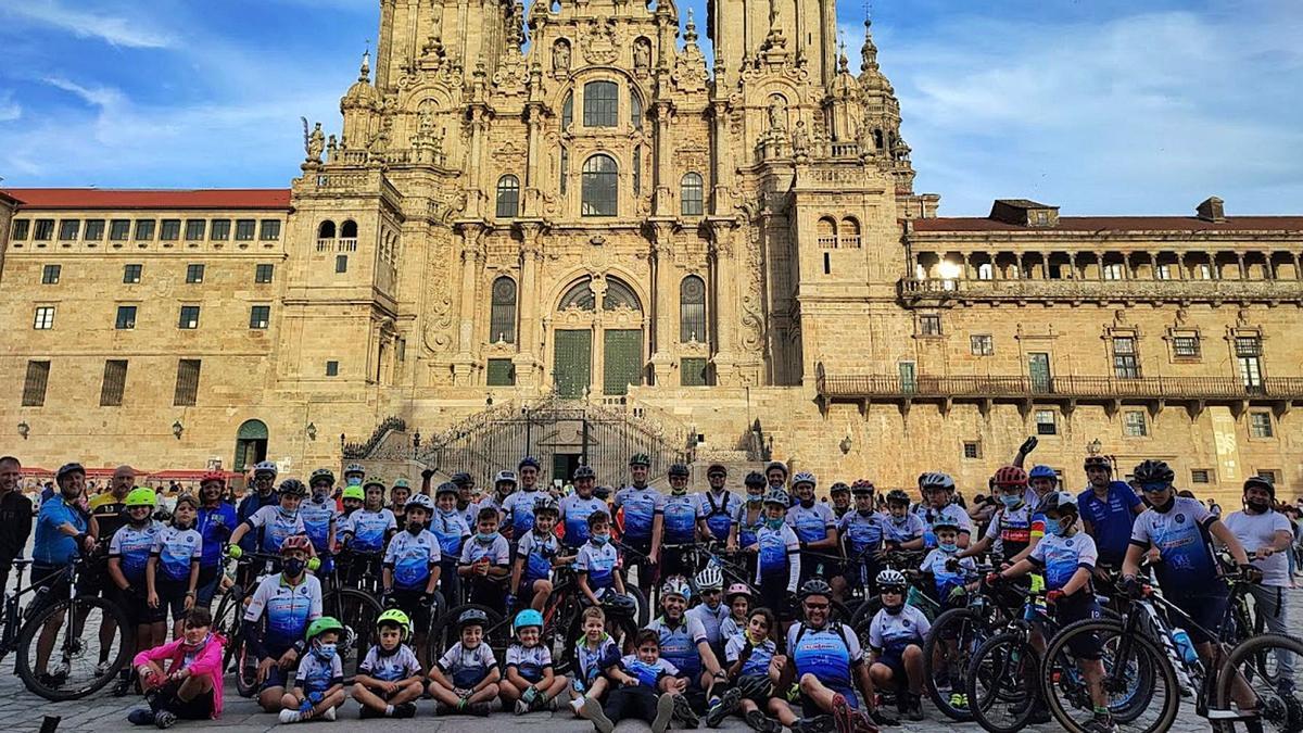 Foto de familia de la llegada a Santiago de la expedición organizada por el Club Ciclista Ribadumia.  | // FDV