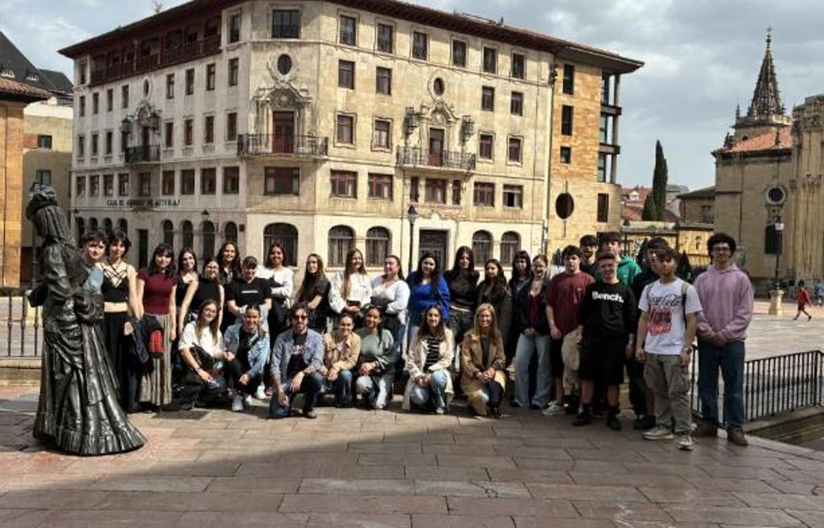 Los alumnos junto a la estatua de La Regenta.
