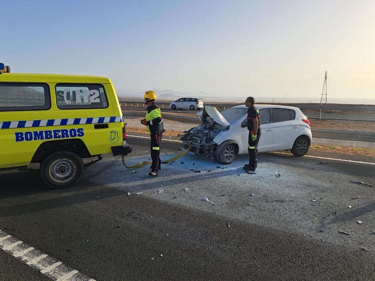 Un cochese incendia en mitad de la autopista en Fuerteventura.