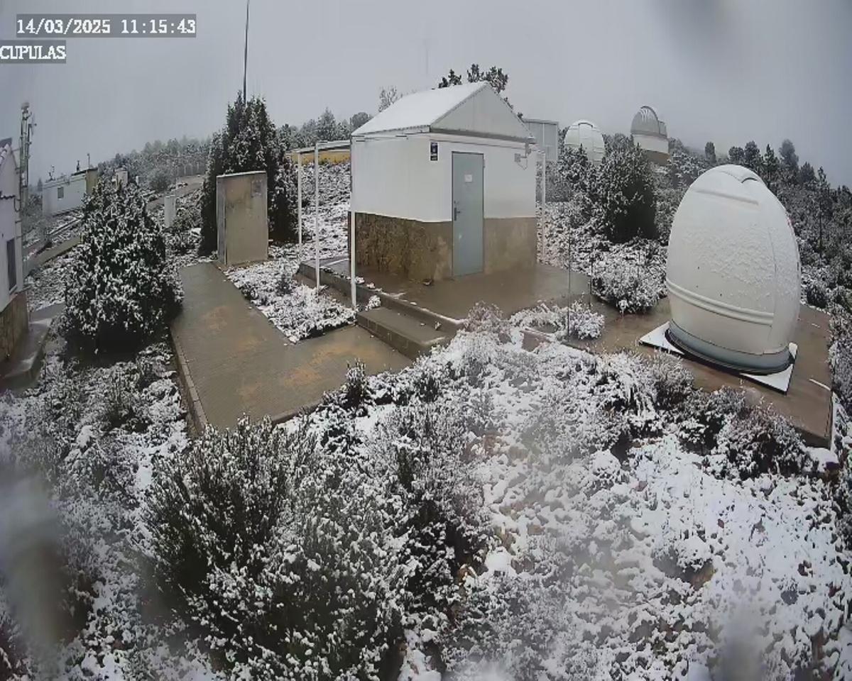 El Observatorio Astronómico de la Universitat de València (OAUV) en Aras de los Olmos teñido de blanco por la nieve esta mañana.