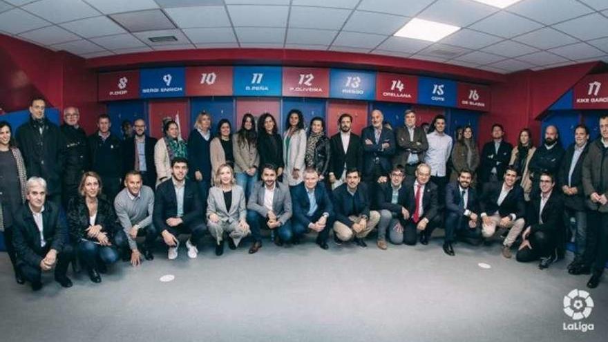 Foto de familia del encuentro en Ipurúa de los representantes de las distintas fundaciones de clubes de fútbol.