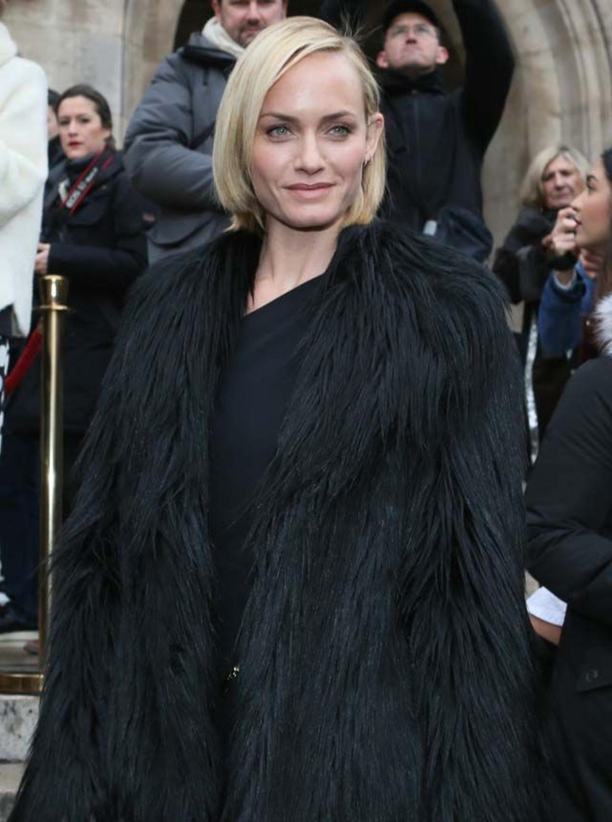 Amber Valletta llega al desfile de Stella McCartney en la Paris Fashion Week.
