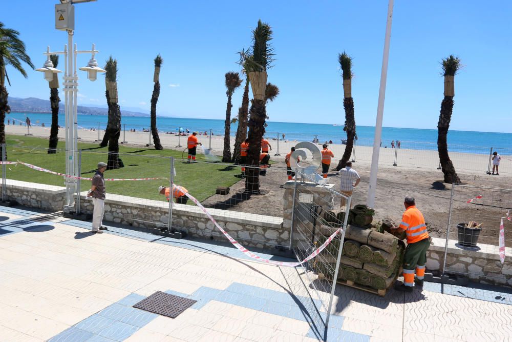 Comienzan las labores de limpieza de las playas de Málaga capital antes del inicio de la temporada de verano