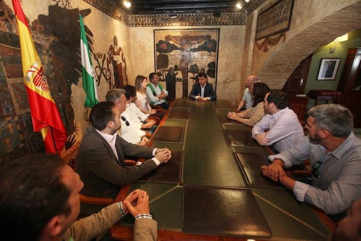 El alcalde de Marbella, José Bernal, recibió ayer en la sala de los Frescos a los nuevos trabajadores que refuerzan la Concejalía de Urbanismo tras las necesidades creadas tras la anulación del Plan General de Ordenación Urbana de 2010.  Entre otras cuestiones, los trabajadores, que comenzaron a trabajar el 17 de mayo, tienen que actualizar los requerimientos de todas aquellas solicitudes presentadas en el Área de Urbanismo con anterioridad a dicho año, para ajustar la actuación administrativa al PGOU de 1986 ahora vigente, con sus preceptivos informes técnicos y jurídicos.