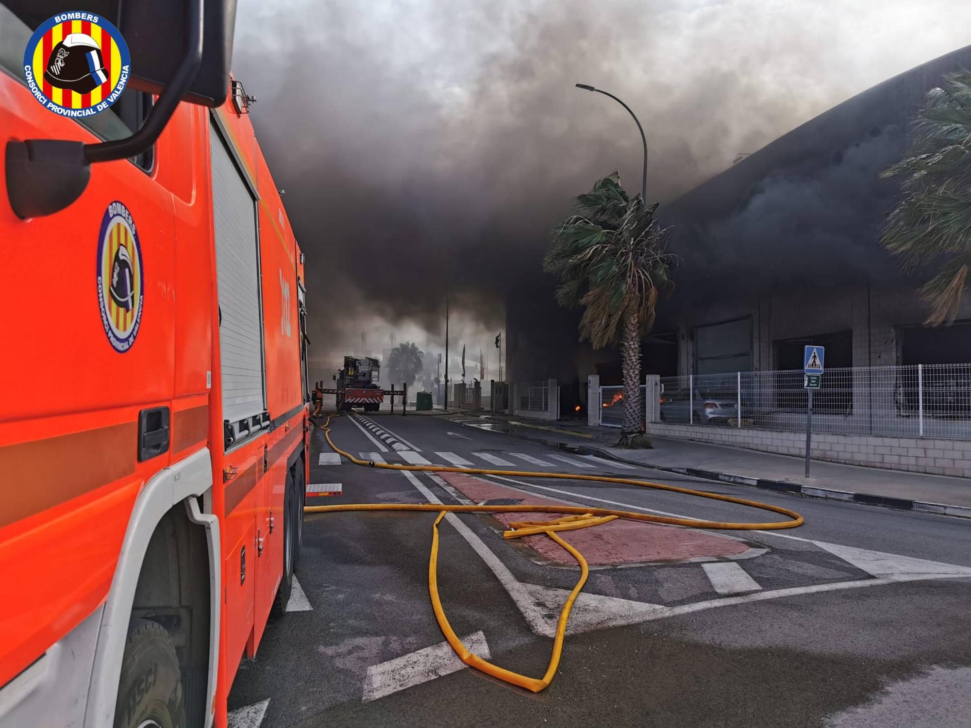 Incendio en una nave industrial de Montserrat