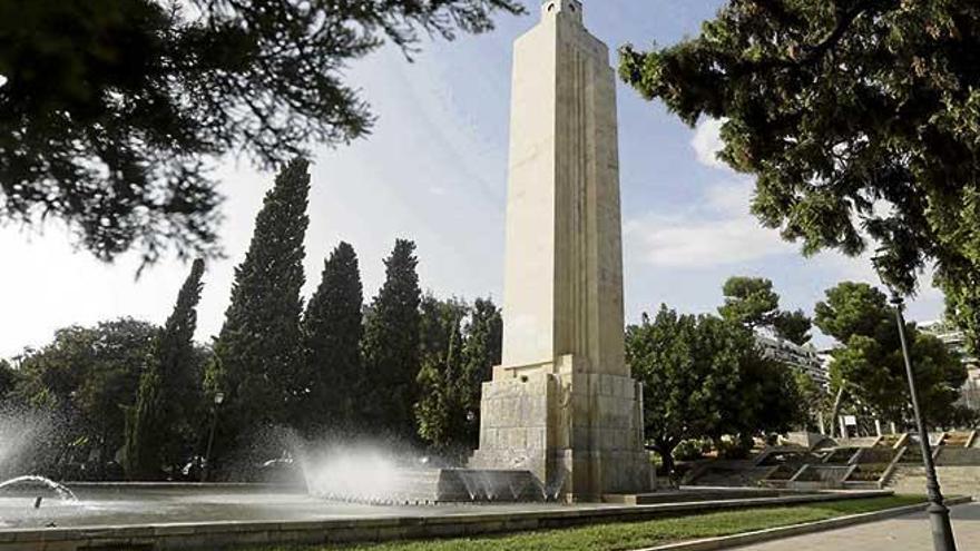 El monumento dedicado a las víctimas del crucero ´Baleares´, situado en el parque de sa Feixina.