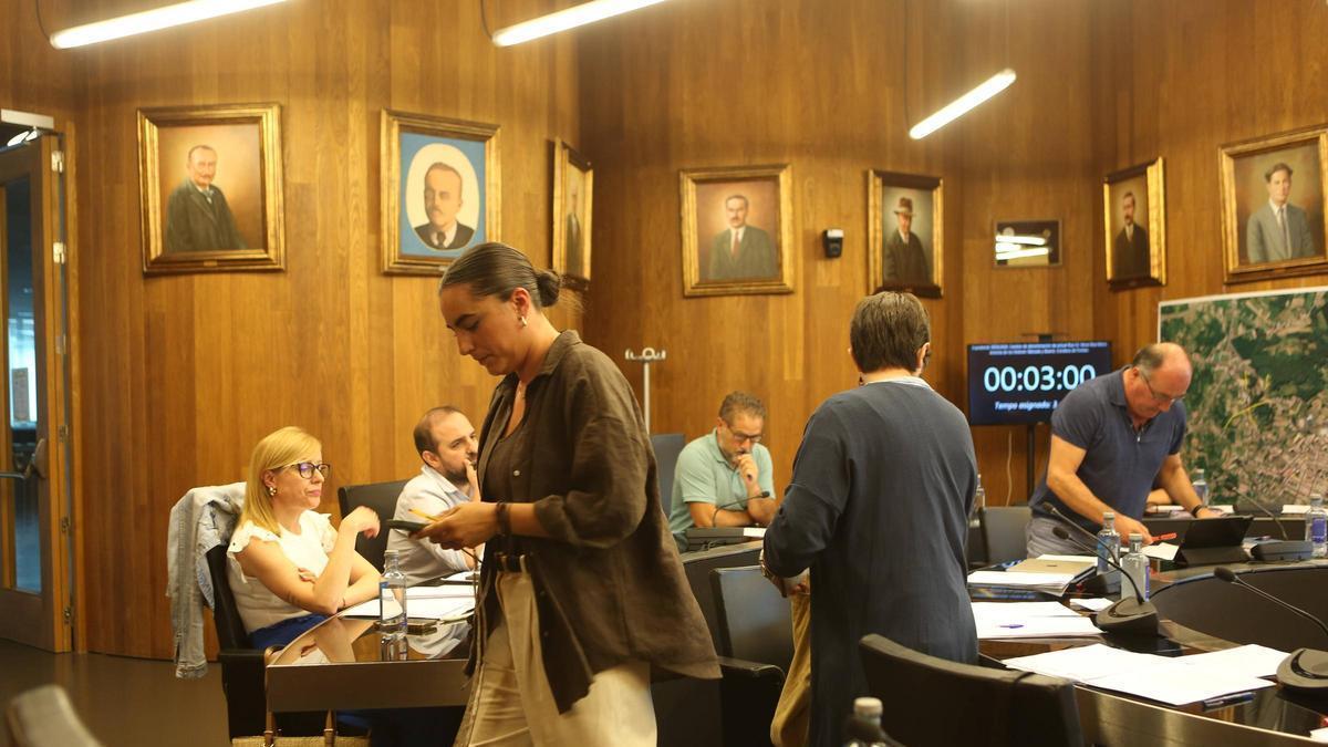 Los tres ediles del PSOE salen del salón de plenos antes del debate del callejero.