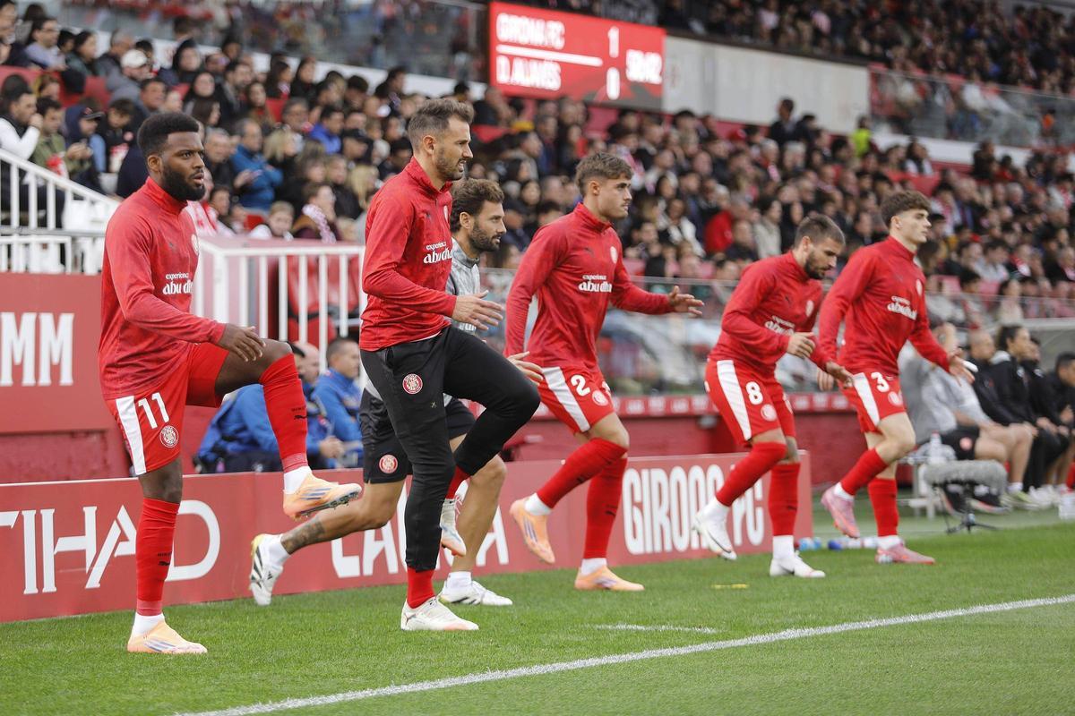 Hugo Rincón, escalfant a la banda en el partit de la primera volta a Montilivi.