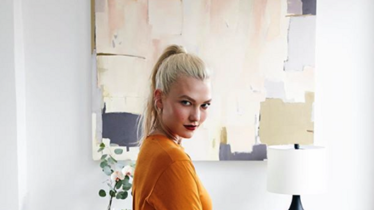 Karlie Kloss con el pelo rubio platino