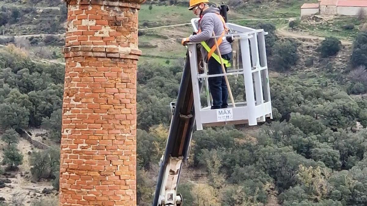 Así desmontan una enorme chimenea industrial con grúas en un pueblo de Castellón