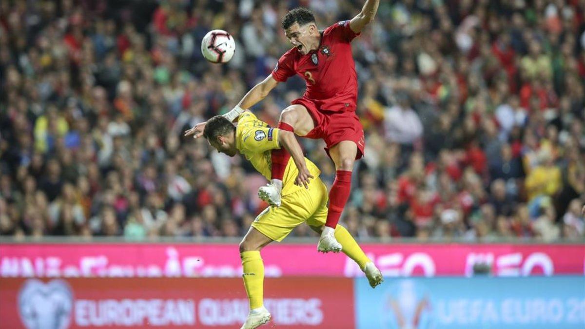 Junior Moraes pelea por un balón aéreo con el defensor de Portugal Pepe.