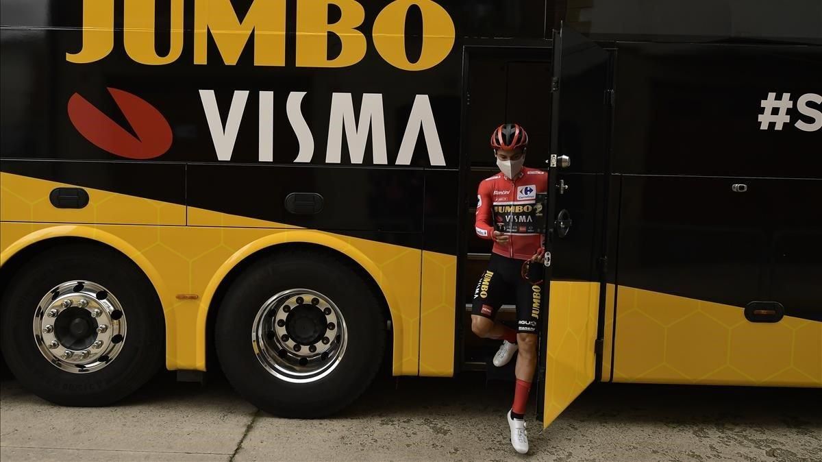 segea55533168 jumbo s primoz roglic red shirt leader of la vuelta leaves201023143105 segea55533168 jumbo s primoz roglic red shirt leader of la vuelta leaves201023143105
