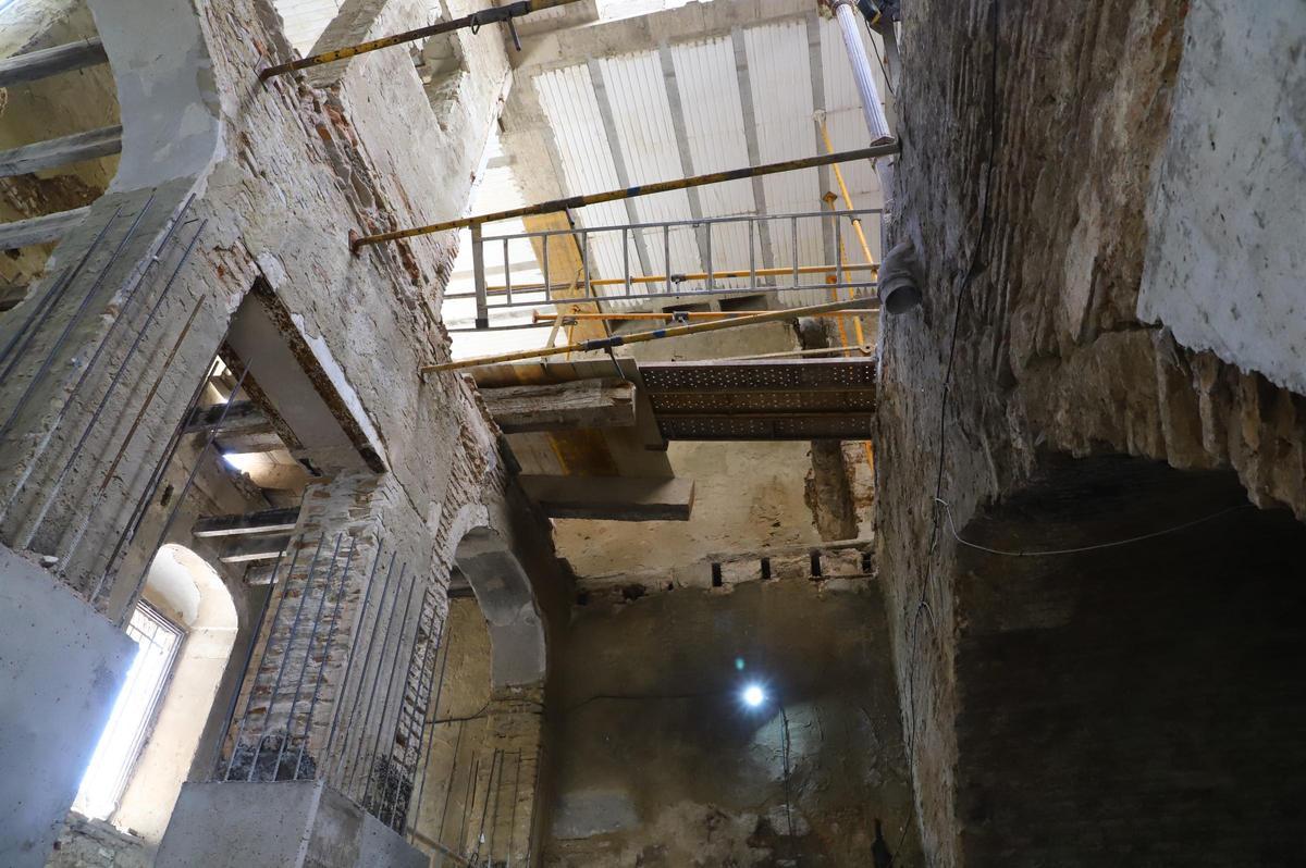Vista desde el sótano donde se hallaron los restos arqueológicos de la calle Capitulares 6