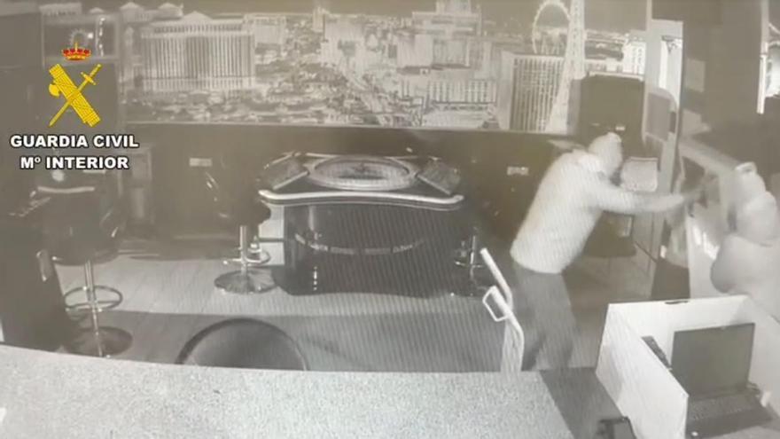 l detiene a un grupo criminal especializado en casinos que robó un cajero automático en un salón de juego en Verín