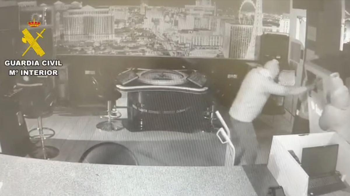 La Guardia Civil detiene a un grupo criminal especializado en casinos que robó un cajero automático en un salón de juego en Verín