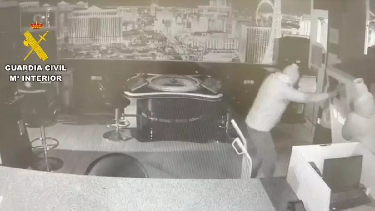 La Guardia Civil detiene a un grupo criminal especializado en casinos que robó un cajero automático en un salón de juego en Verín