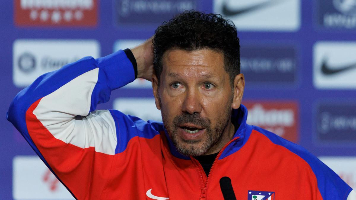 El entrenador del Atlético de Madrid, Diego Pablo 'Cholo' Simeone, ofrece una rueda de prensa después del entrenamiento del equipo en el estadio Riyadh Air Metropolitano en Madrid este sábado.