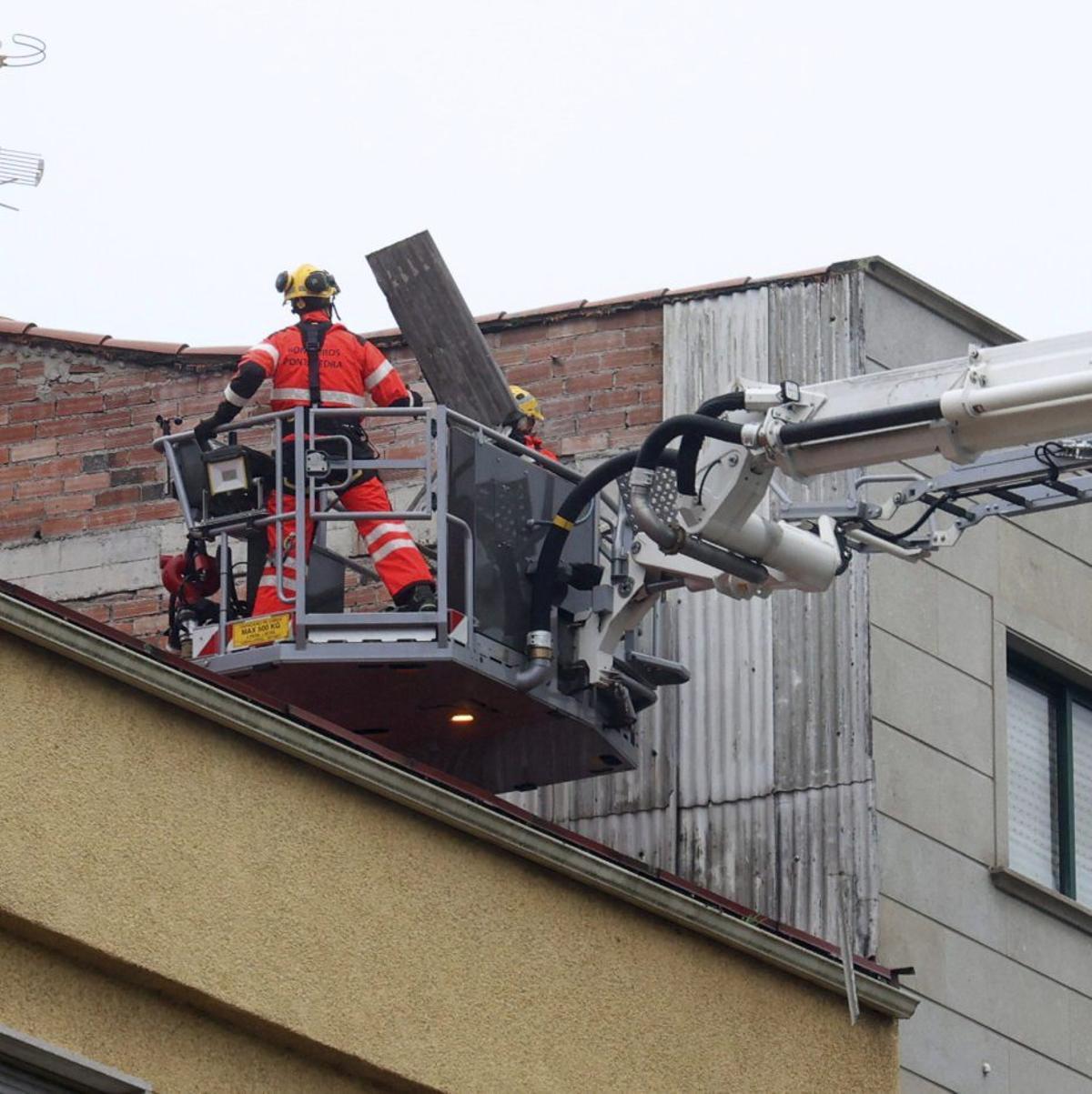 Bomberos trabajando en el edificio afectado ayer en Eduardo Pondal. | GUSTAVO SANTOS