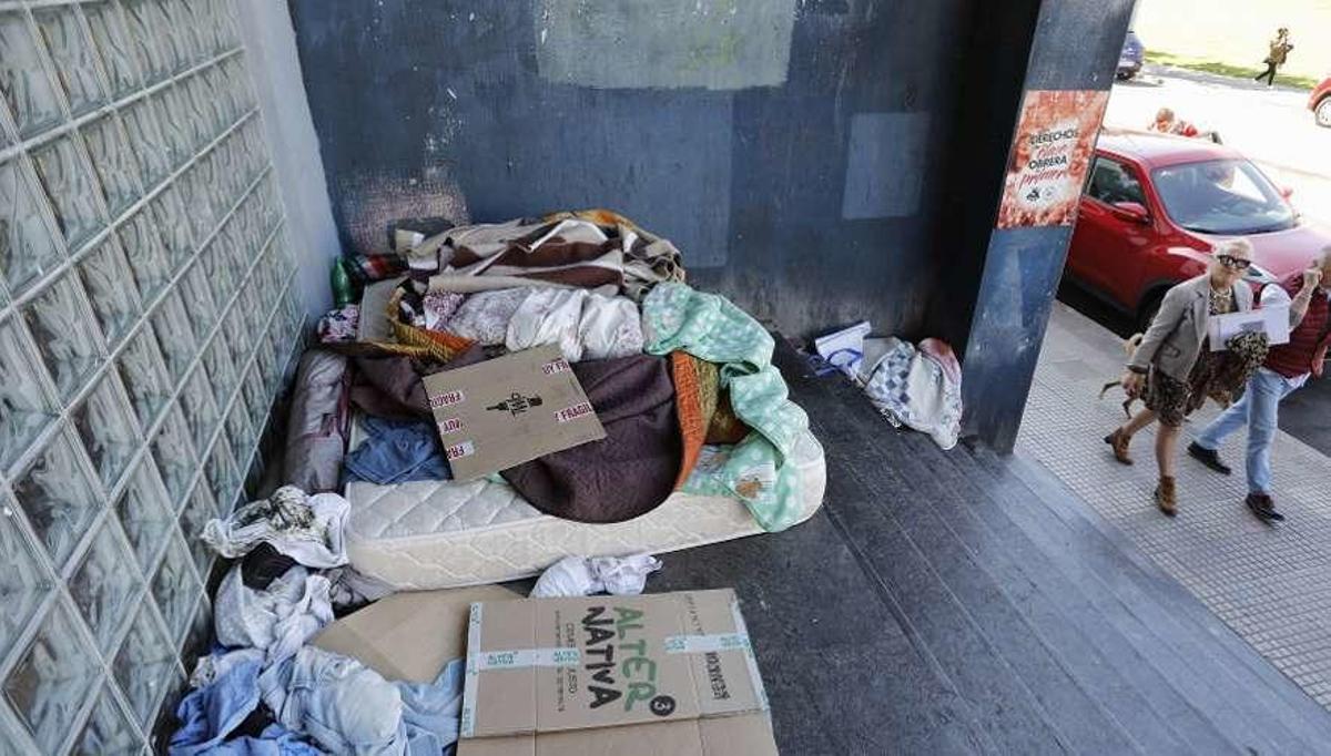 Enseres de varias personas sin hogar en la Sindical.