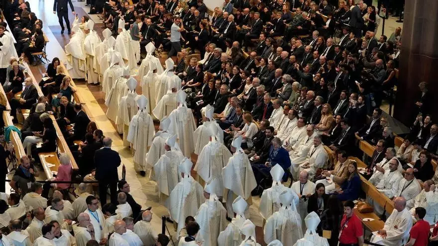 Los Reyes, Sánchez, Illa y Collboni esperan la llegada del Papa en la Sagrada Família