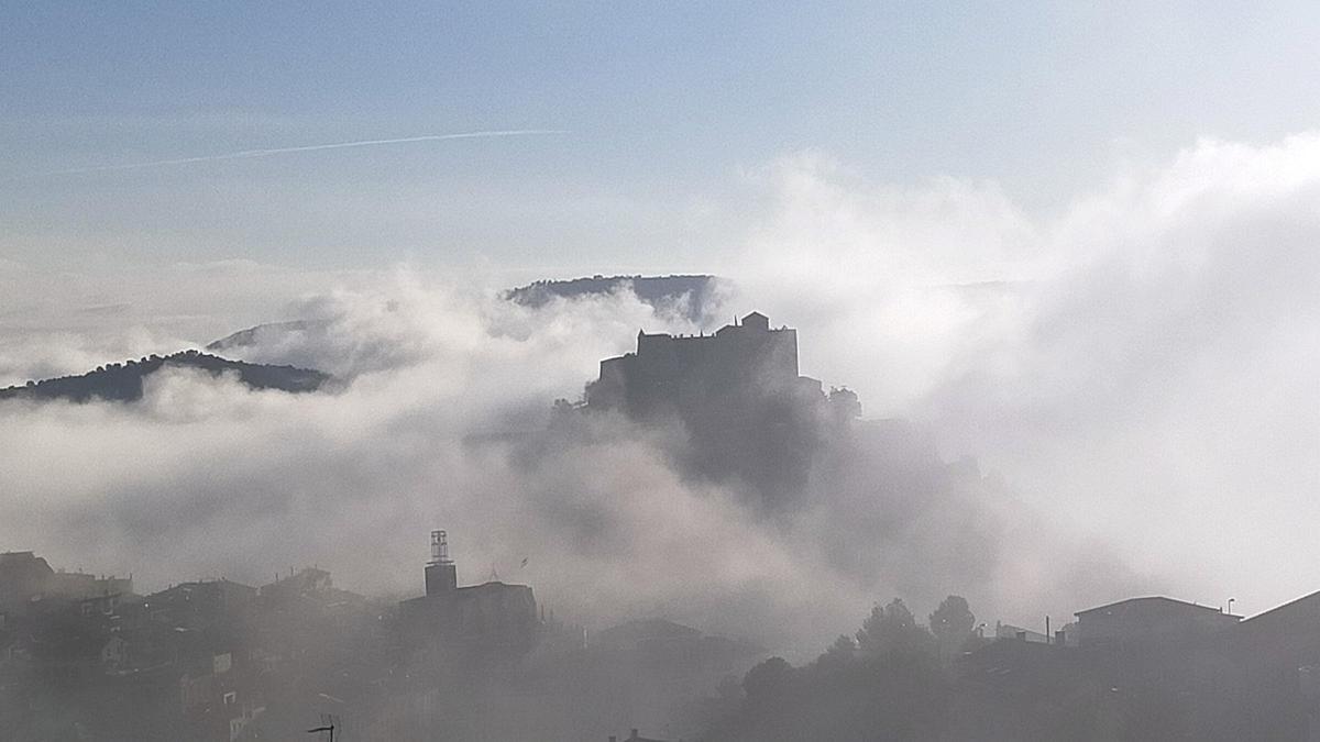 La boira jugant amb el castell de Cardona