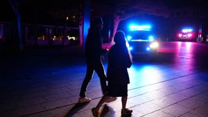 Barcelona 27/04/2025 Gran apagón España y Portugal se queda sin luz electricidad En la foto, vigilancia guardia urbana en pl Lesseps Fotografía de Ferran Nadeu