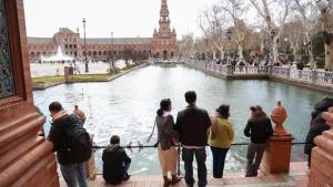 Turistas visitan la Plaza de España de Sevilla.