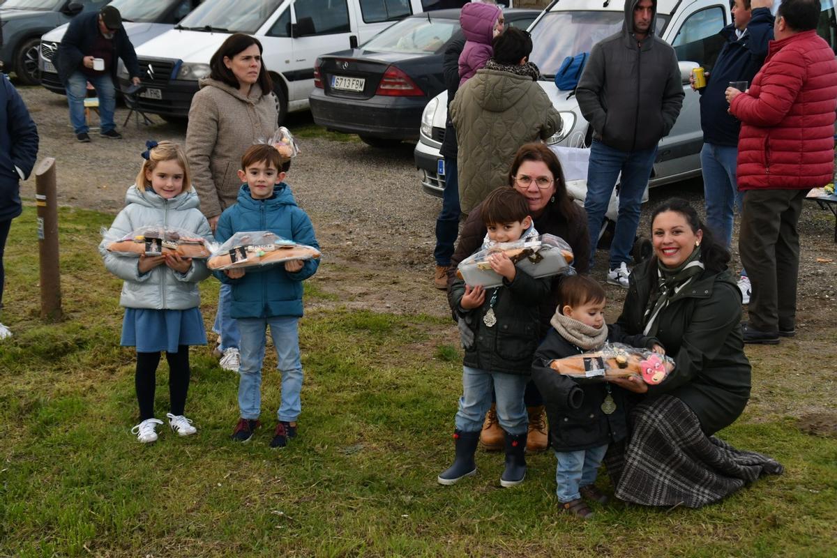 Un grupo de niños con los típicos hornazos.