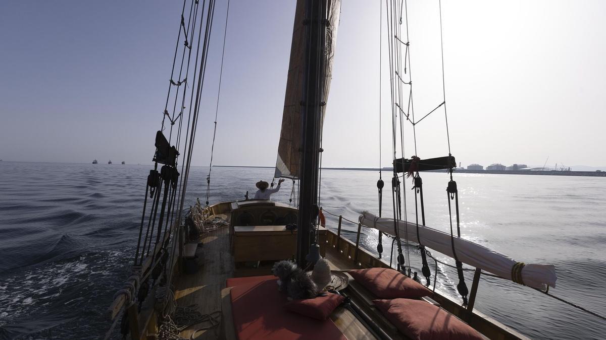 Un barco en el mar.
