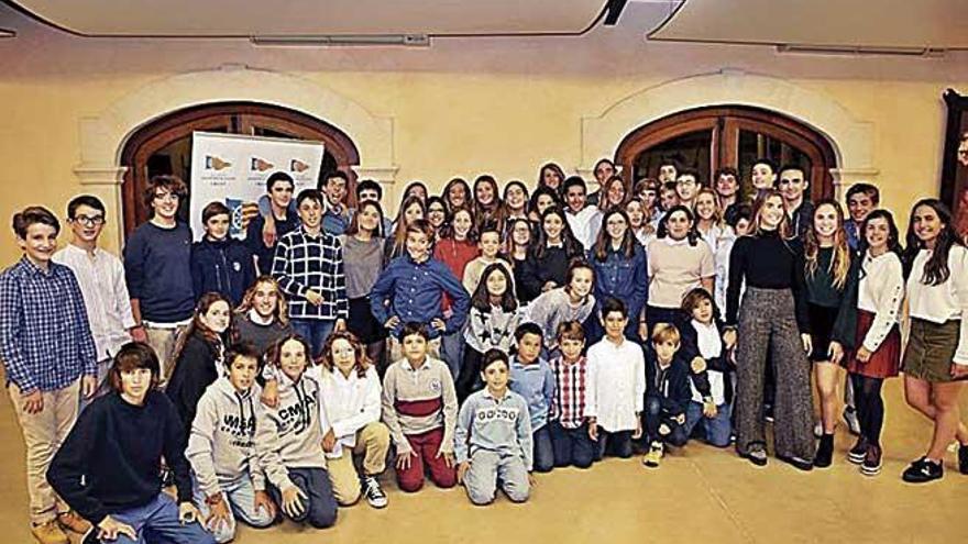 Foto de familia de los galardonados por el club.