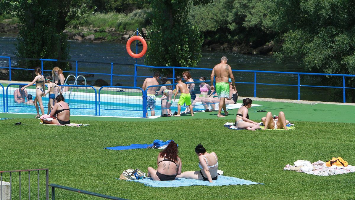 Bañistas en las piscinas de Oira, ayer.