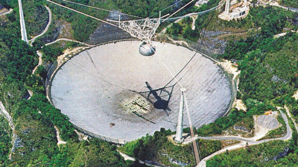 Imagen aérea del radiotelescopio Arecibo.