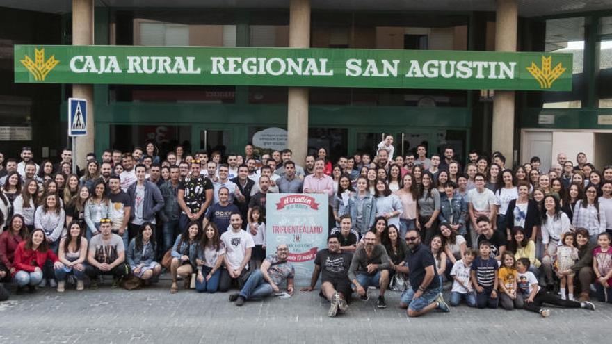 Los voluntarios de la prueba, en la entrega del euro solidario a Asido.