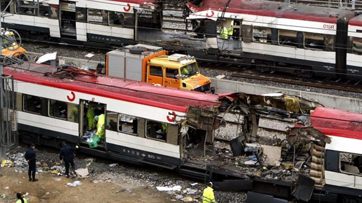Estado en el que quedaron dos de los trenes que explosionaron los terroristas islámicos en Madrid, el 11 de marzo de 2004.
