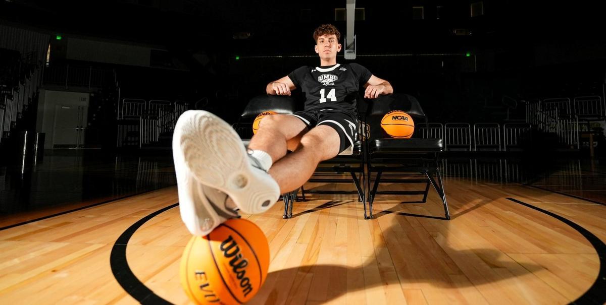 José Roberto Tanchyn, con la camiseta de UMBC.