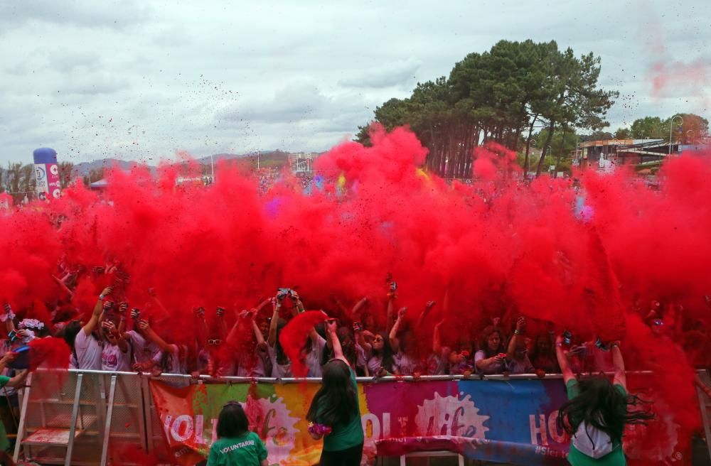 Miles de "corredores" participan en una nueva edición de la Holi Run en Vigo