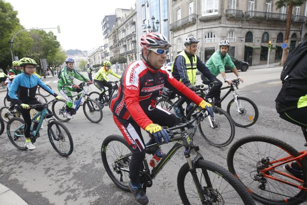 Decenas de ciclistas de todas las edades convergen en la ruta ''Bicis na primavera'' para disfrutar de un recorrido de varios kilómetros por Vigo.