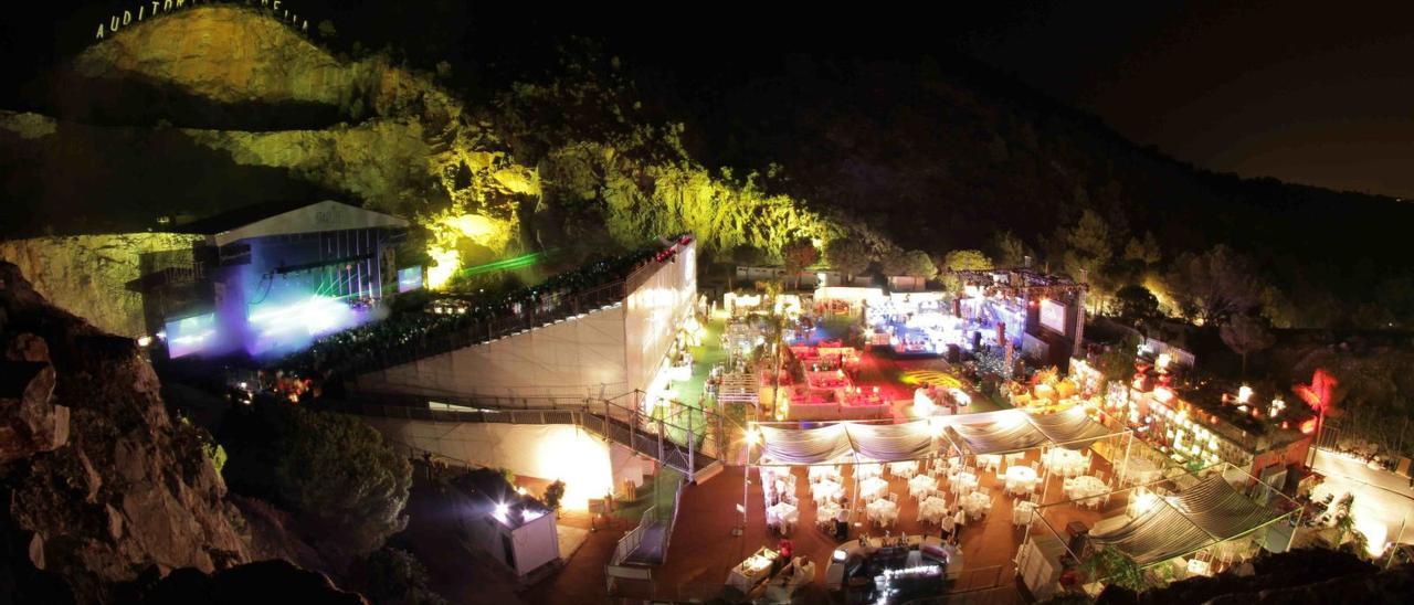 Vista general del auditorio y el entorno de La Cantera de Nagüeles que albergan el festival Starlite de Marbella. A la derecha, el casco histórico mijeño durante la Noche en Blanco del pasado verano, así como un grupo de asistentes al Weekend Beach de Torre del Mar. |