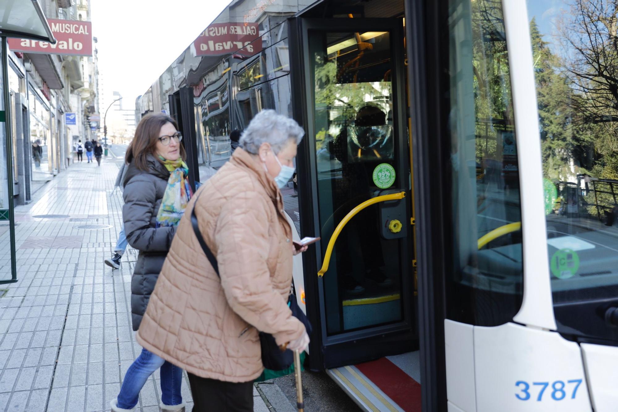 En imágenes: Primer día sin mascarilla en el transporte en Asturias