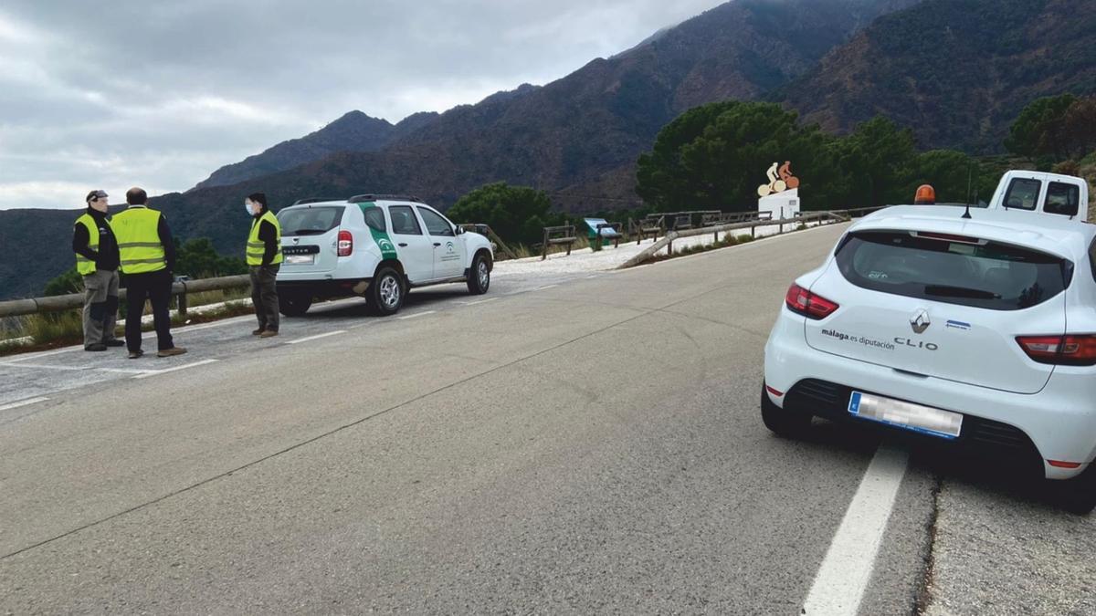 Técnicos de la Diputación inspeccionando la subida, en el mirador  de la subida a los Reales, donde se encuentra el monumento al ciclista de la MA-8301.