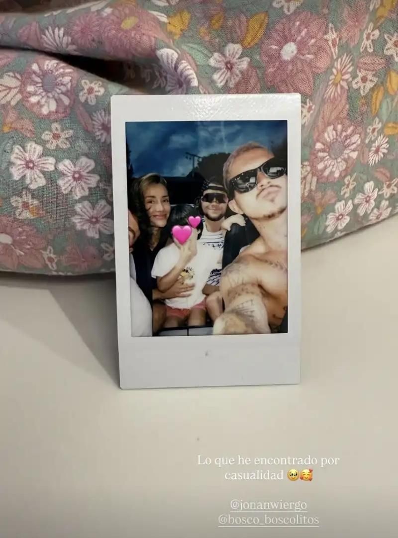 La imagen de Adara junto a Bosco, Jonan, y en la que también aparece su hijo
