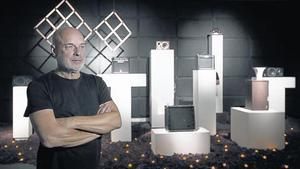 Brian Eno, junto a su instalación ’The ship’, en la Fundació Tàpies.