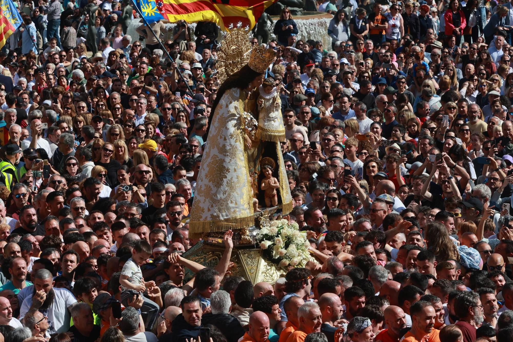 FOTOGALERÍA | Una multitud arropa a la Virgen de los Desamparados en su traslado a la Catedral