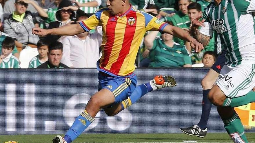 Vargas, del Betis, presiona a Feghouli. // José Manuel Vidal