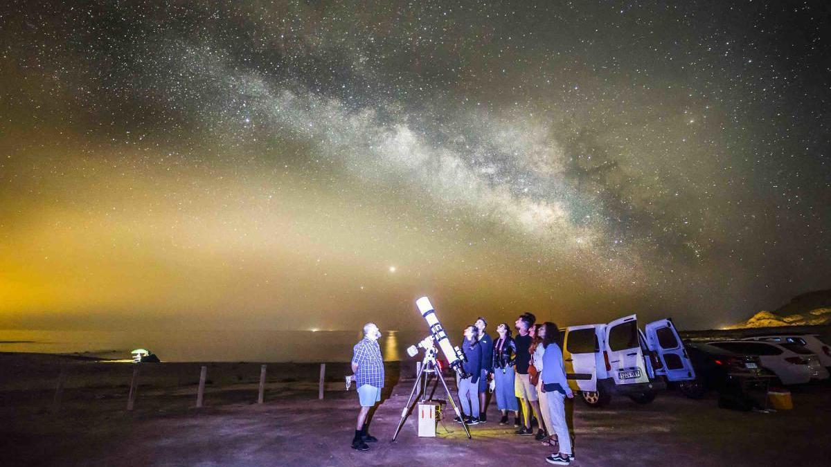 Un grupo de personas observan el cielo estrellado en Murcia.