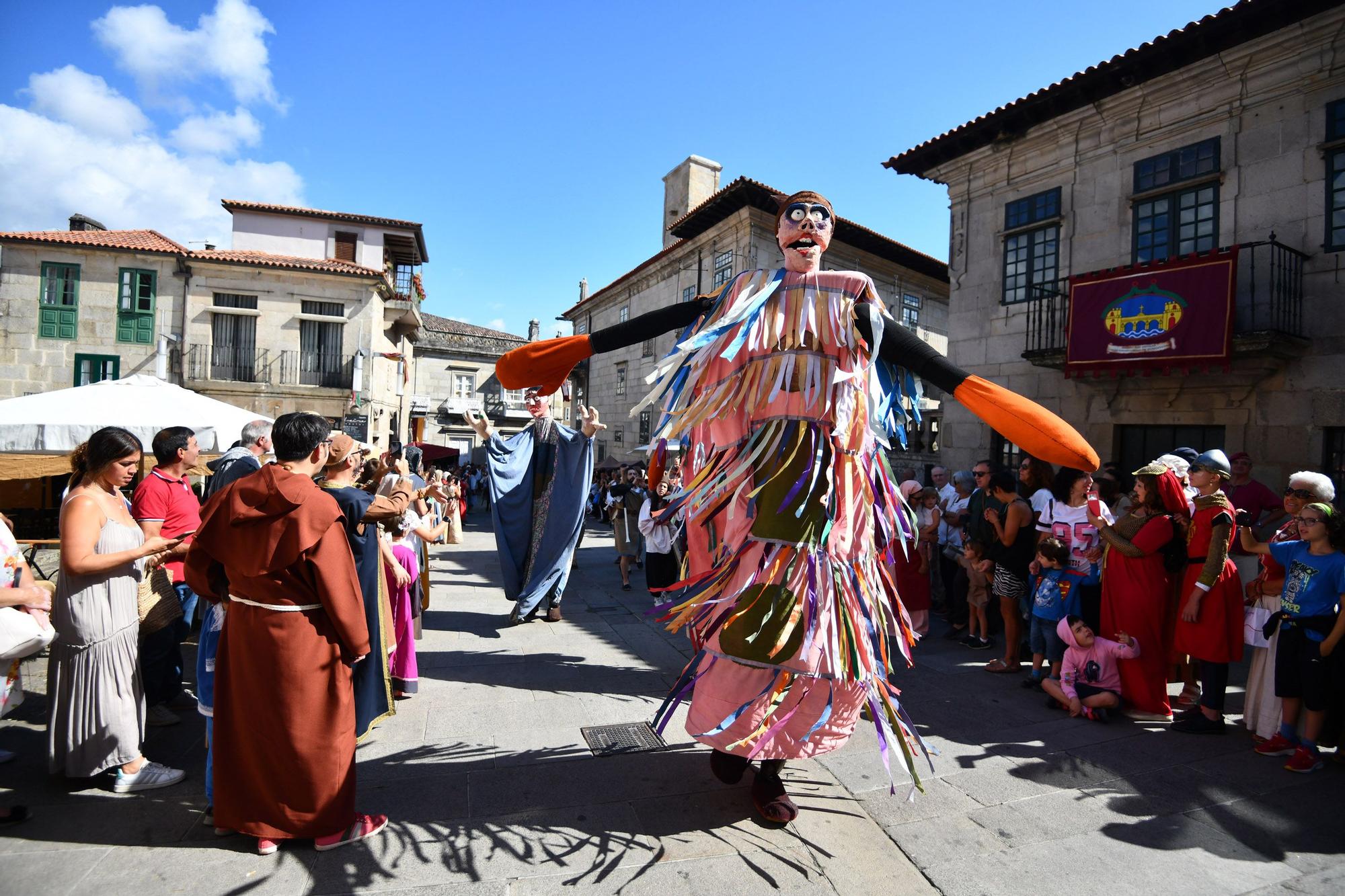 Cortesanos, bufones, damas y caballeros celebran el retorno de su señor: la Feira Franca anima Pontevedra