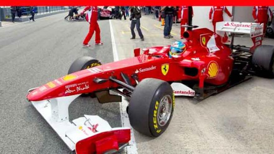 Fernando Alonso sale del garaje de Ferrari para iniciar una tanda de entrenamientos en Jerez.